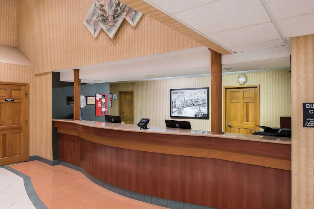 Super 8 by Wyndham Troy IL/St. Louis Area 2