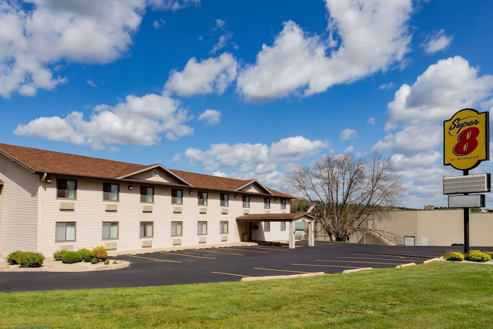 Super 8 by Wyndham Decorah 1