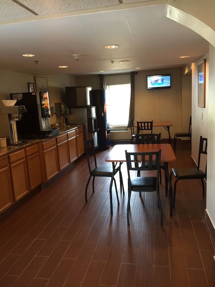 Super 8 by Wyndham Allentown 1