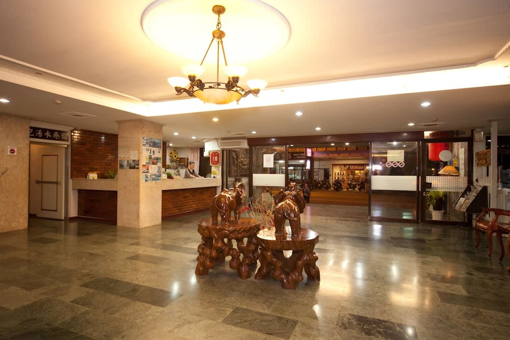 Champagne Hotel 2