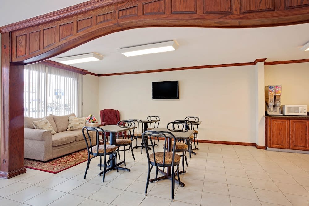 Super 8 by Wyndham Oklahoma/Frontier City 2