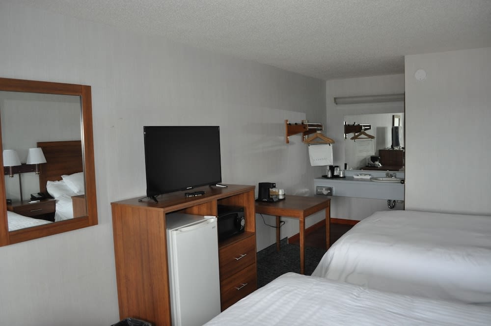 Super 8 by Wyndham Petoskey 4