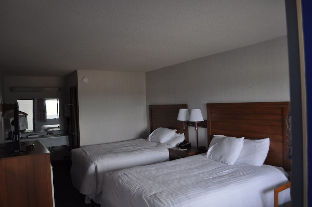 Super 8 by Wyndham Petoskey 5