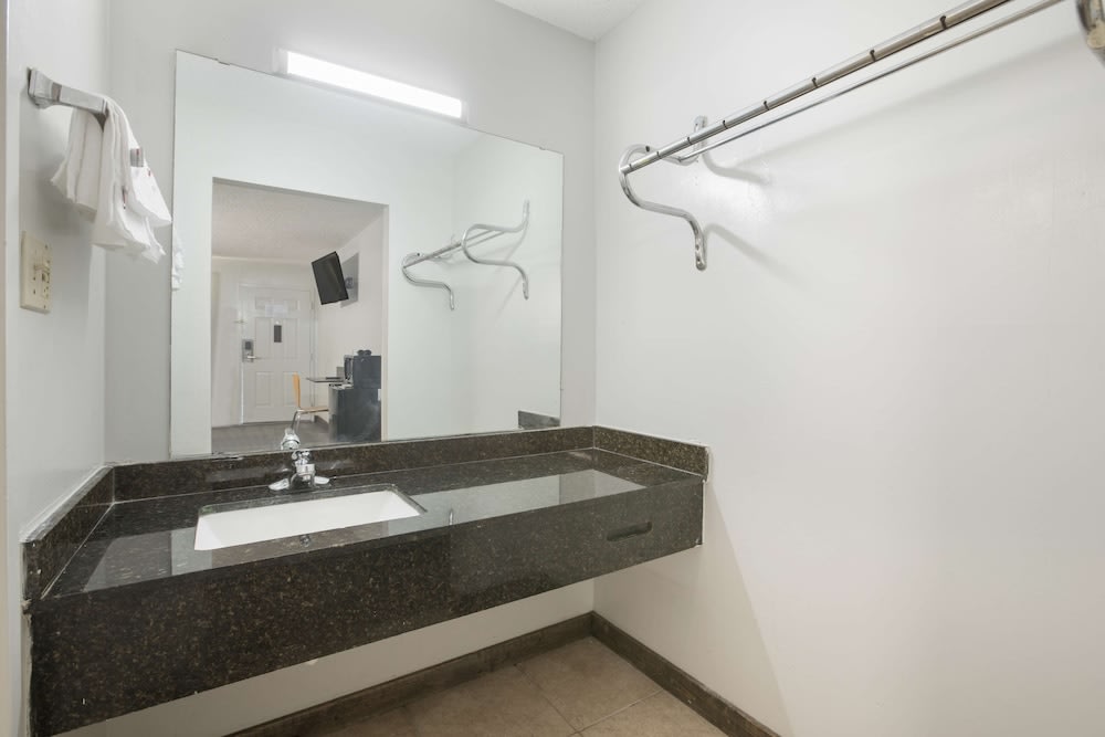 Americas Best Value Inn Stockbridge 1