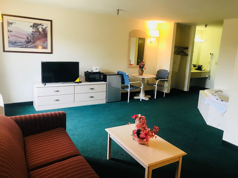 Pinckneyville Inn and Suites 2