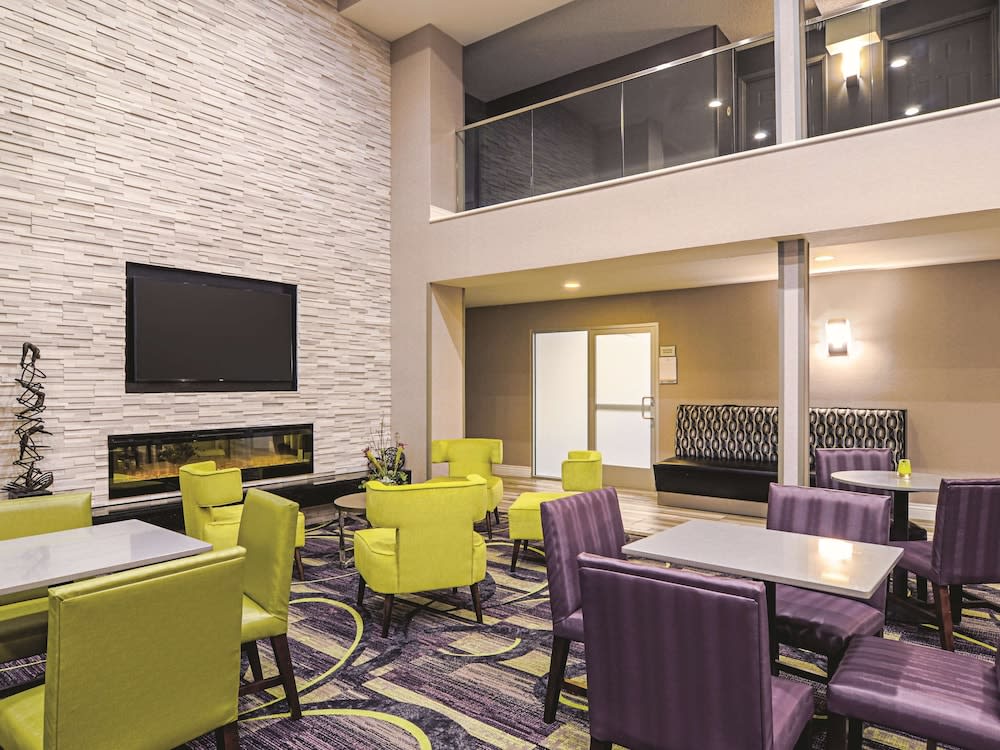 La Quinta Inn & Suites by Wyndham Denver Airport DIA 2