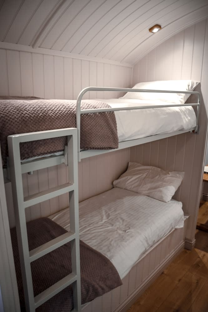 Dawn Chorus Holidays 4