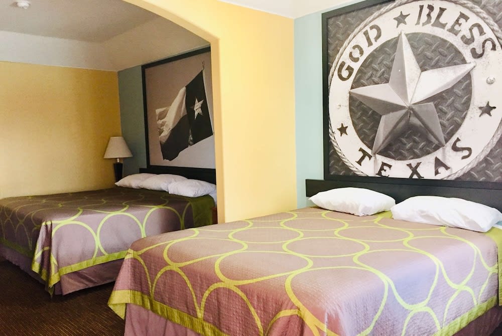 Super 8 by Wyndham Montgomery/ Lake Conroe 3