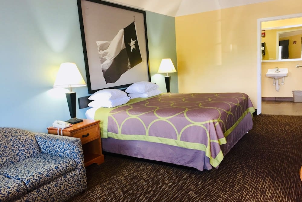 Super 8 by Wyndham Montgomery/ Lake Conroe 4