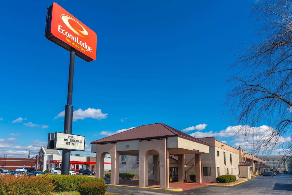 Econo Lodge & Suites Clarksville near Governors Square Mall 1