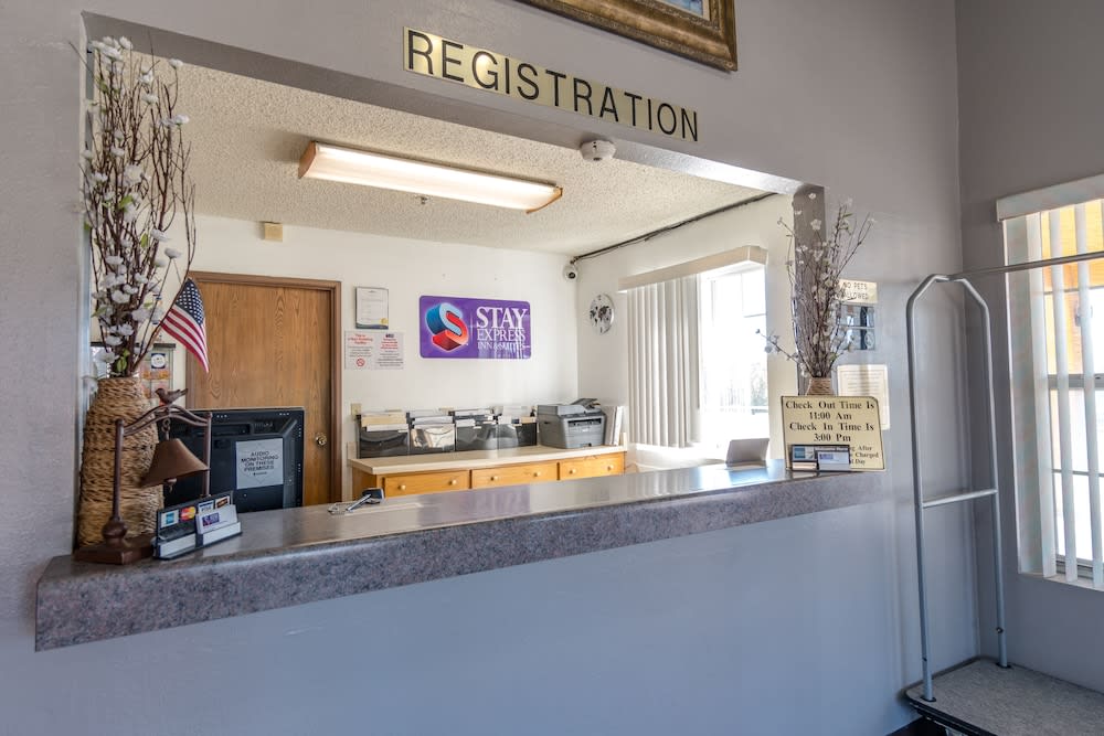 Express Inn & Suites San Antonio Near Sea World Medical Center 2