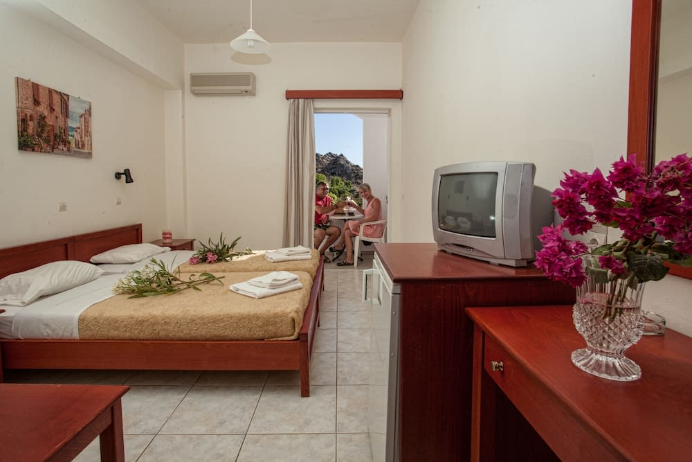 Ammoudi Hotel 4