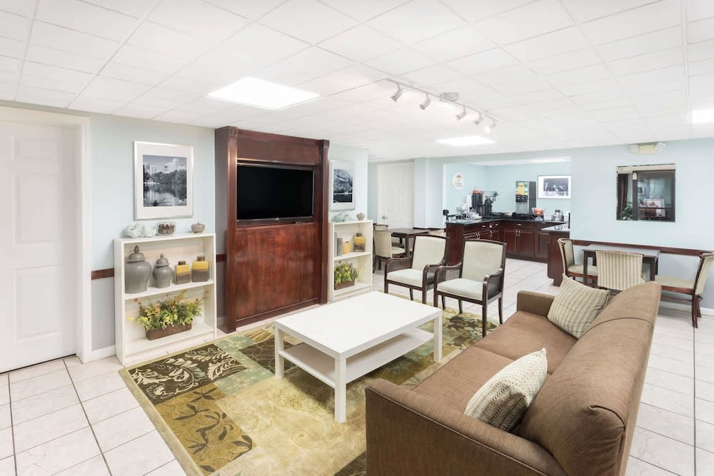 Super 8 by Wyndham Lithonia 2