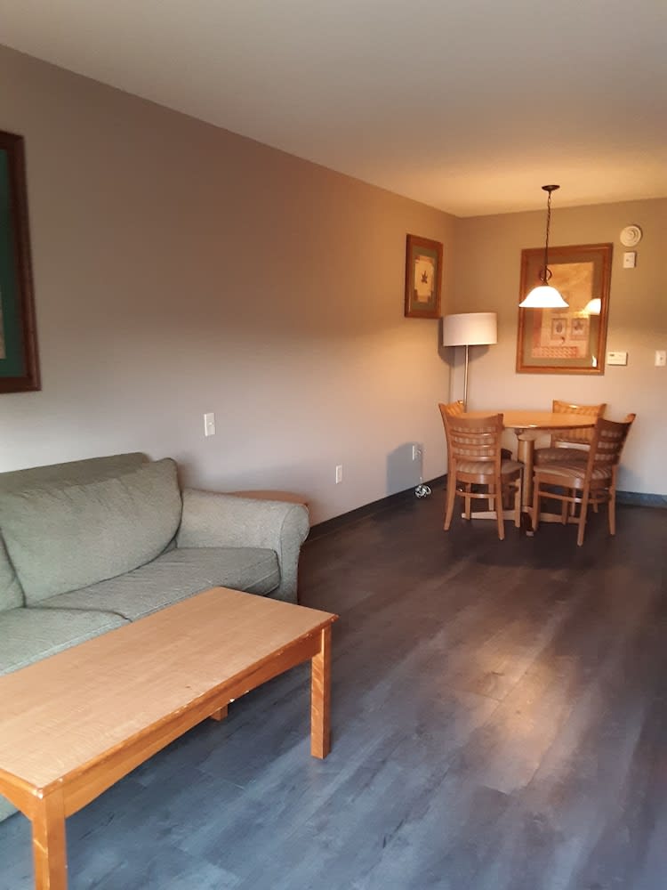 Wingate by Wyndham Bentonville 3