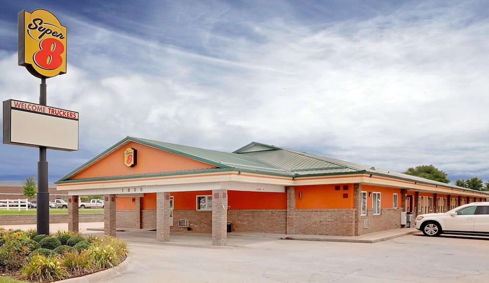 Super 8 by Wyndham Siloam Springs 1