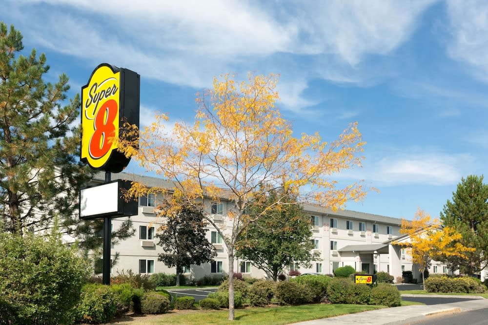 Super 8 by Wyndham Redmond 1