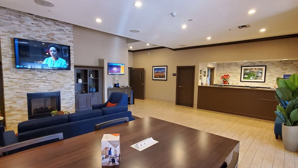 Comfort Inn & Suites Tempe Phoenix Sky Harbor Airport 2