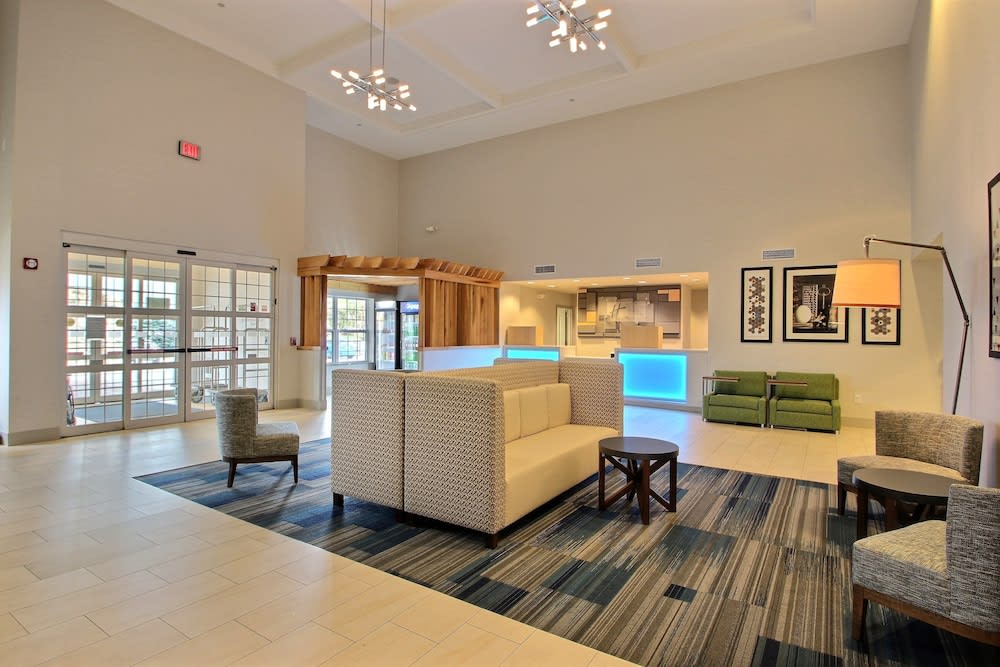 Holiday Inn Express & Suites MILWAUKEE AIRPORT by IHG 2