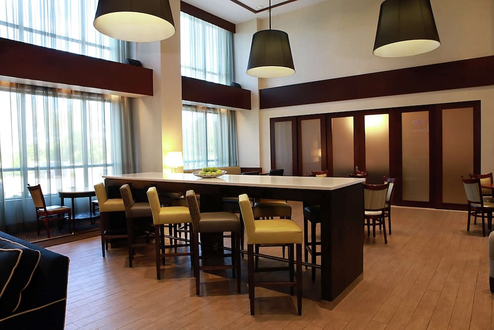 Hampton Inn & Suites by Hilton Laval 2
