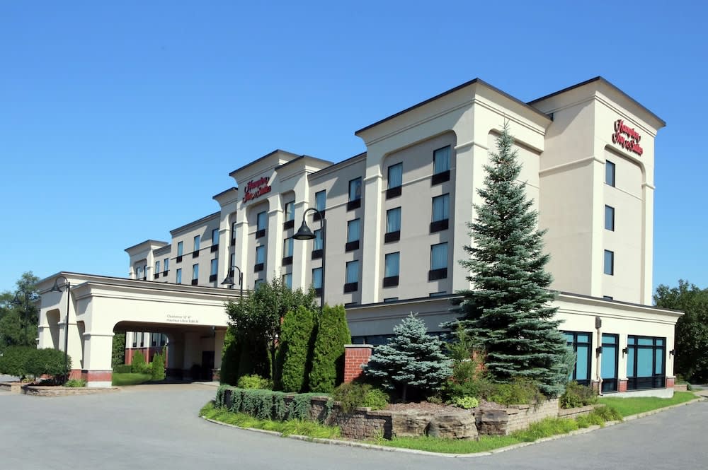 Hampton Inn & Suites by Hilton Laval 1