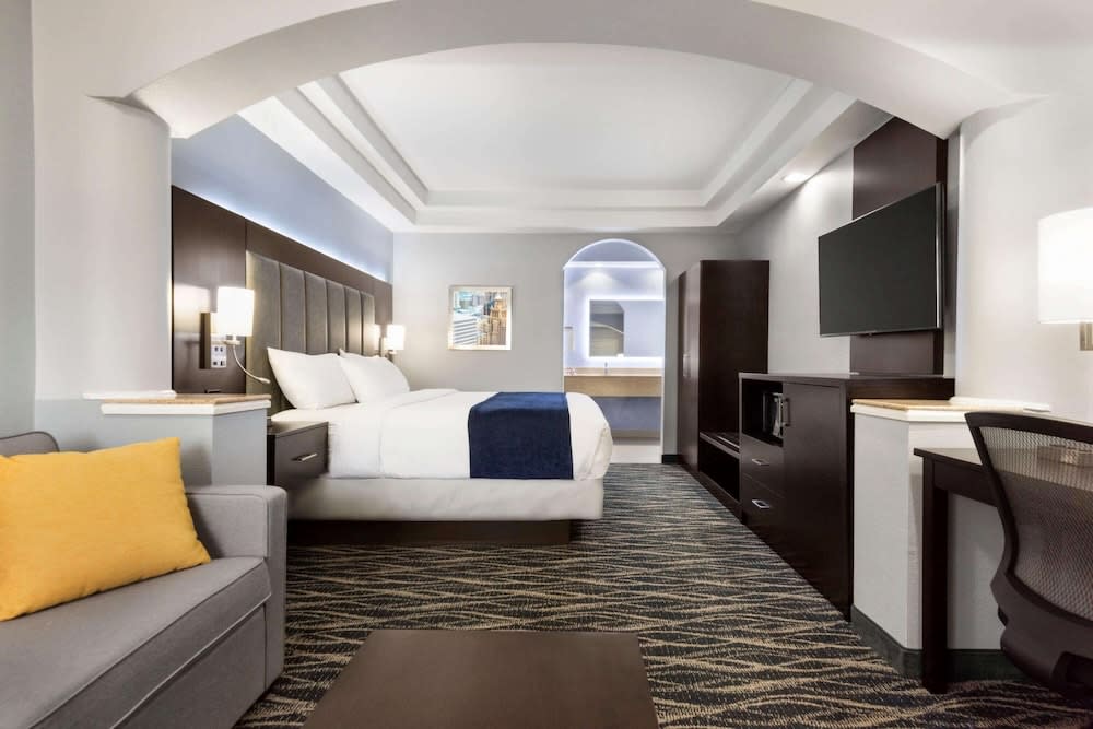 Days Inn & Suites by Wyndham Houston Hobby Airport 1
