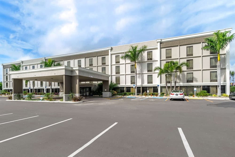 Comfort Inn & Suites St Pete - Clearwater International Airport 1