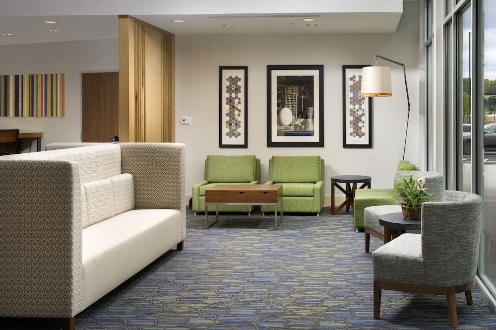 Holiday Inn Express & Suites ALTOONA by IHG 2