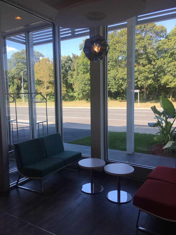 Ramada by Wyndham Rockville Centre 2
