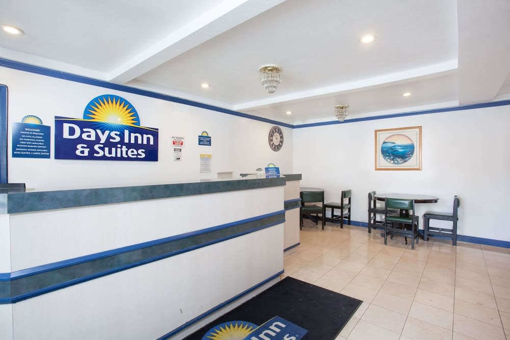 Days Inn by Wyndham Orange Anaheim 2
