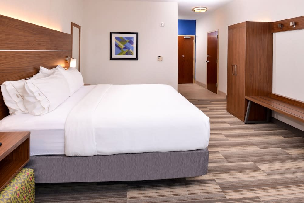 Holiday Inn Express & Suites URBANA-CHAMPAIGN (U OF I AREA) by IHG 2