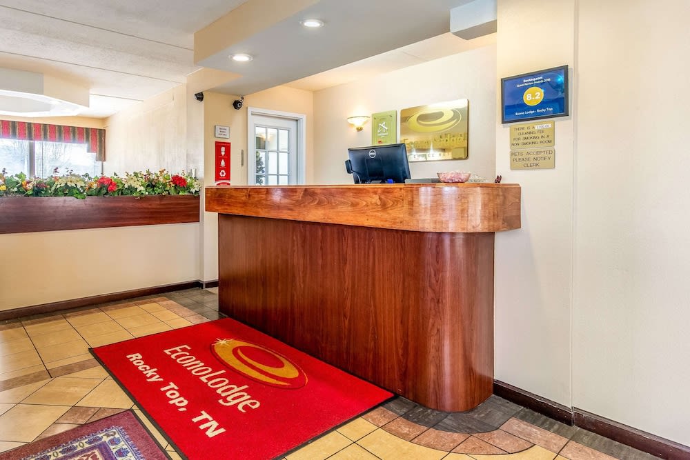 Econo Lodge Rocky Top 2