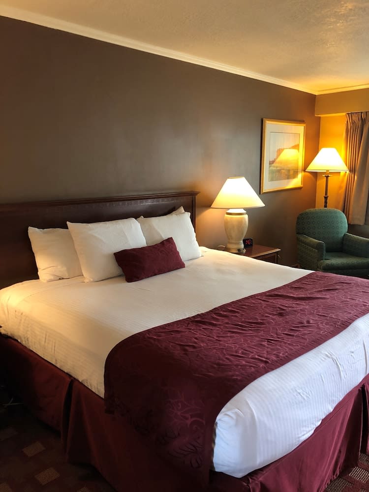 Days Inn & Suites by Wyndham Logan 5