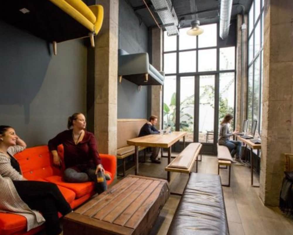 Black Swan Hostel Sevilla 3