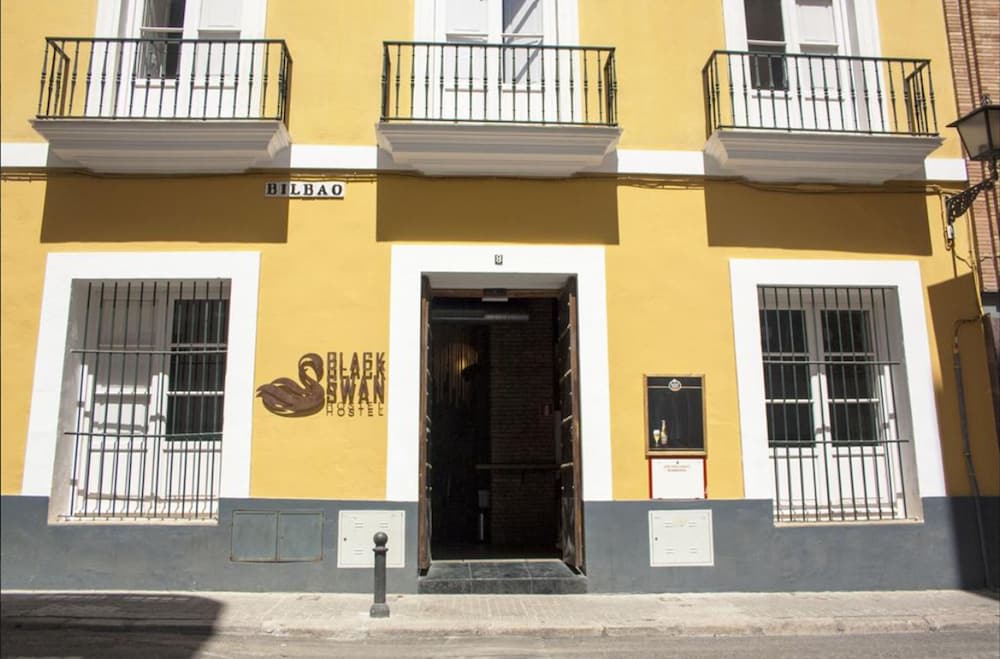 Black Swan Hostel Sevilla 1