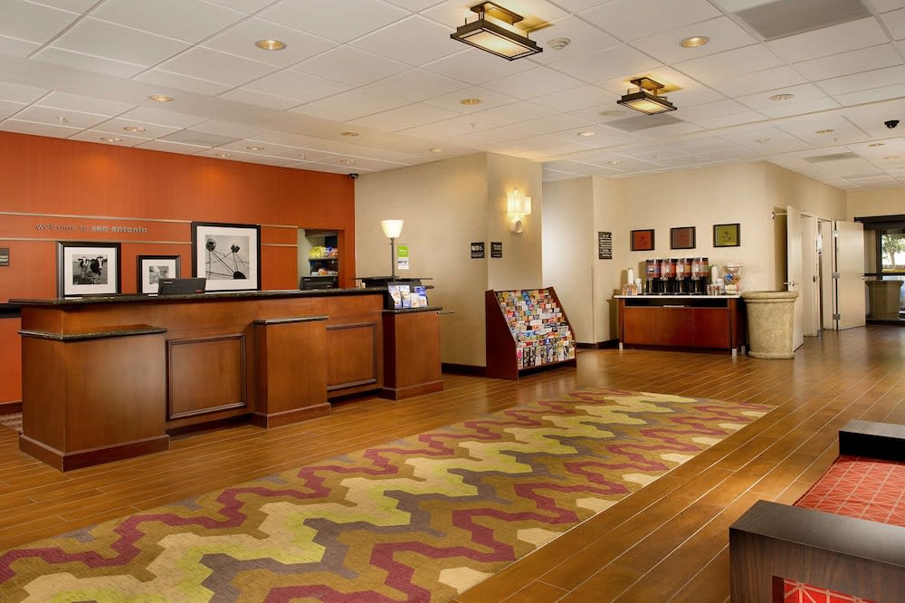 Hampton Inn & Suites San Antonio-Airport 4
