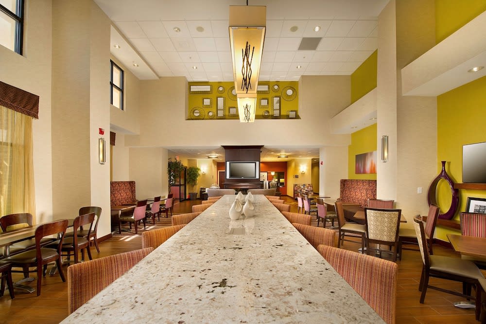 Hampton Inn & Suites San Antonio-Airport 2