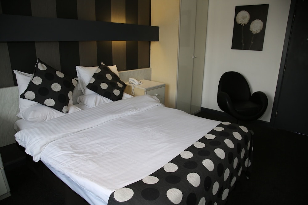 Inn On The Prom At The Fernlea Hotel 1