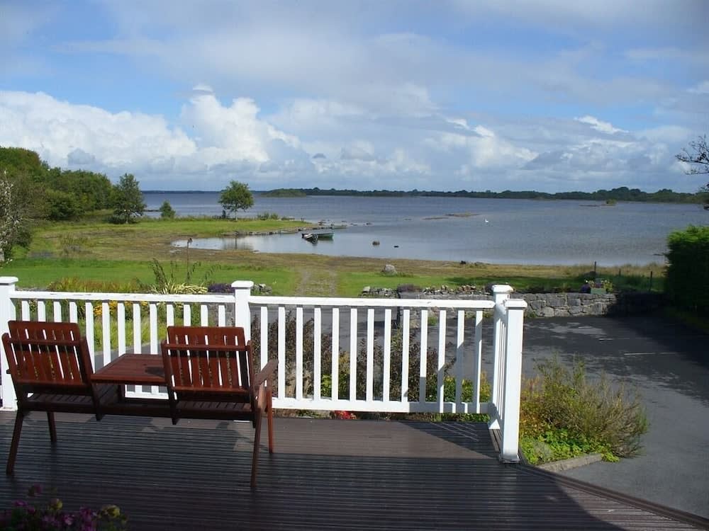 The Waterfront House Country Home 1