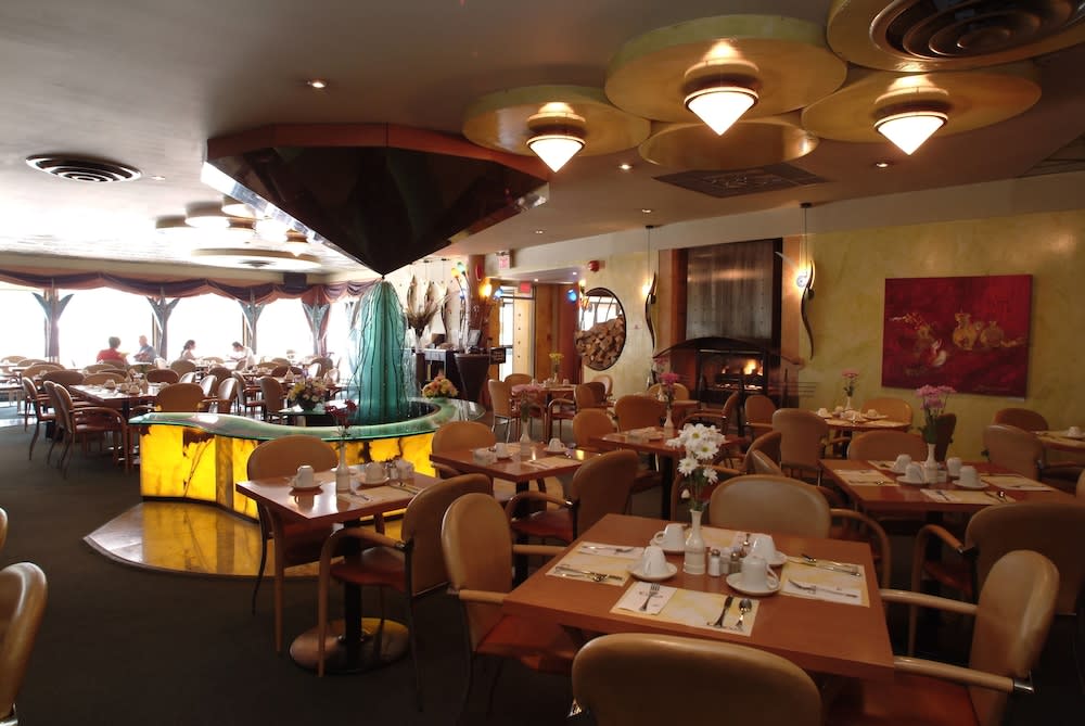 NIAGARA FALLS - BY THE FALLS 2