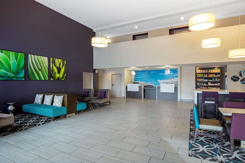 La Quinta Inn & Suites by Wyndham Las Vegas Nellis 3
