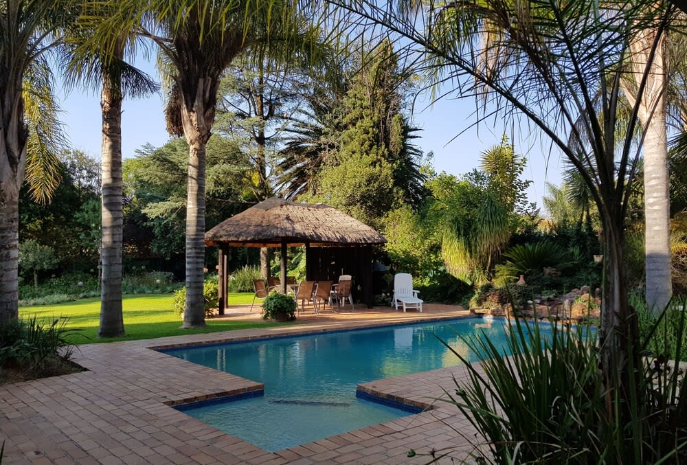 Six Valk Avenue Guest House 1
