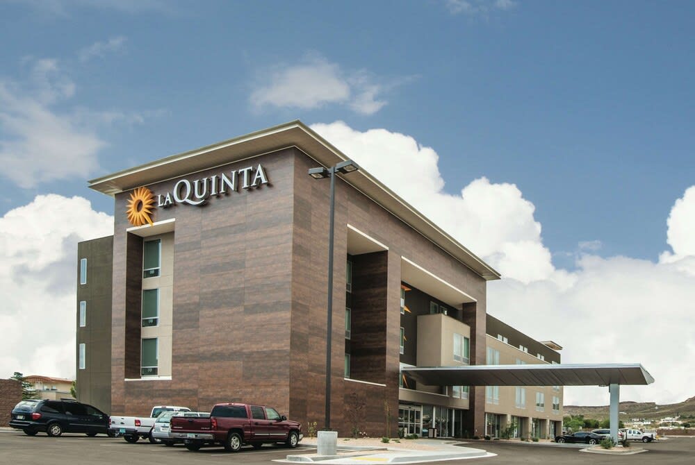 La Quinta by Wyndham Kingman 1