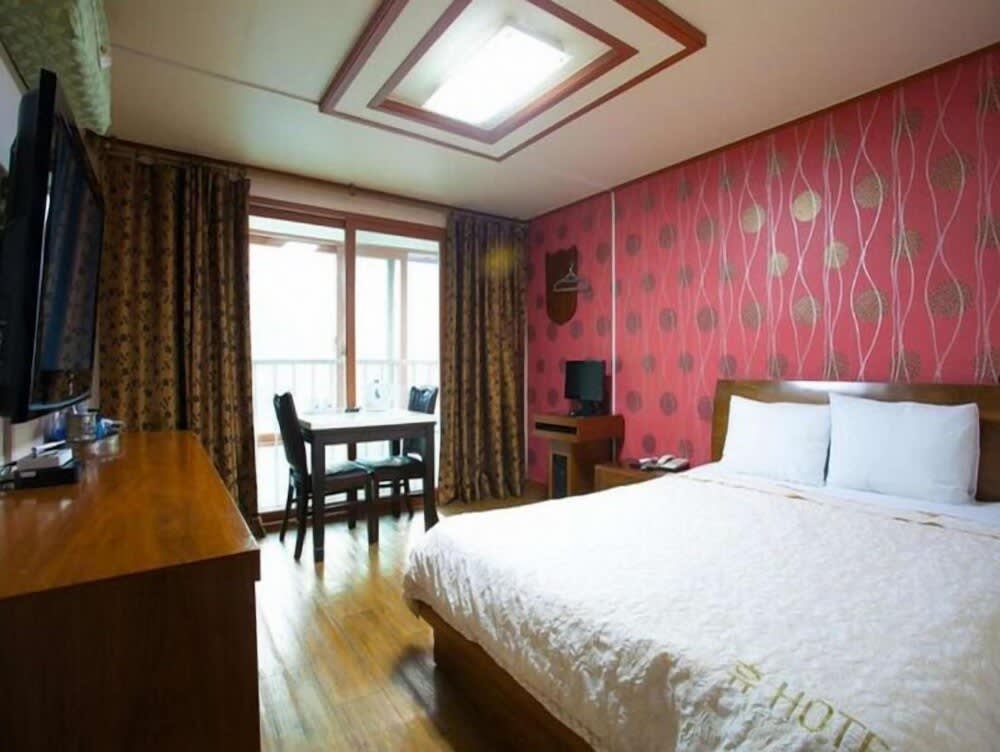 Hue Hotel 1