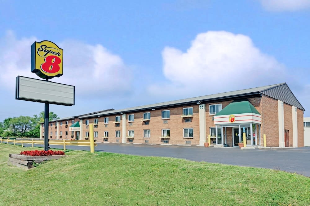 Super 8 by Wyndham Kenmore/Buffalo/Niagara Falls Area 1
