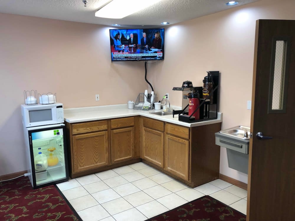 Super 8 by Wyndham Chenoa 2