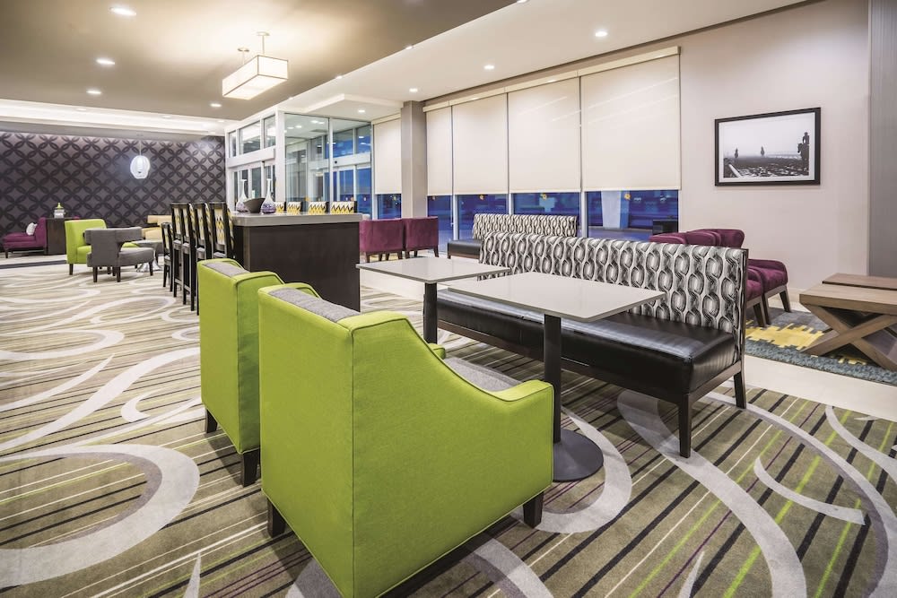 La Quinta Inn & Suites by Wyndham Clifton Park/Saratoga Area 2