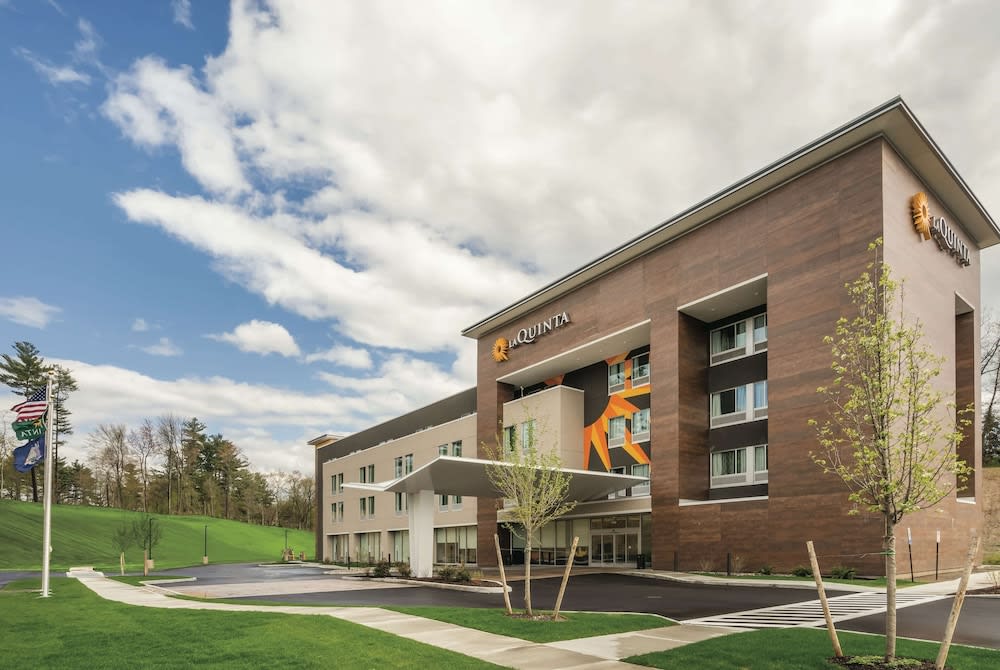 La Quinta Inn & Suites by Wyndham Clifton Park/Saratoga Area 1