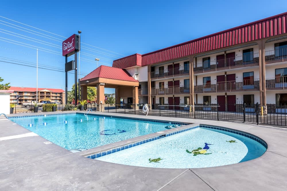 Red Roof Inn & Suites Pigeon Forge Parkway 1