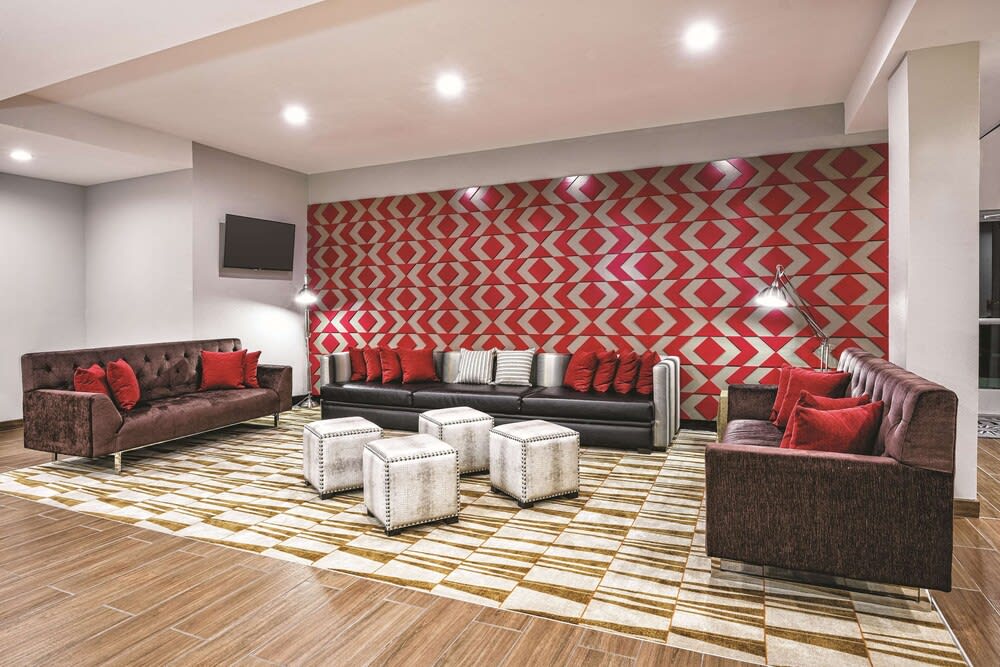 La Quinta by Wyndham San Antonio by Frost Bank Center 4