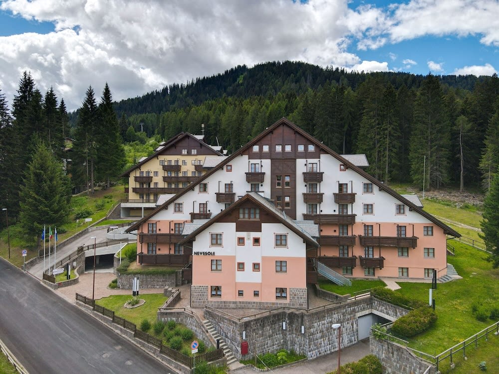 Nevesole Folgarida Resort Aparthotel 1